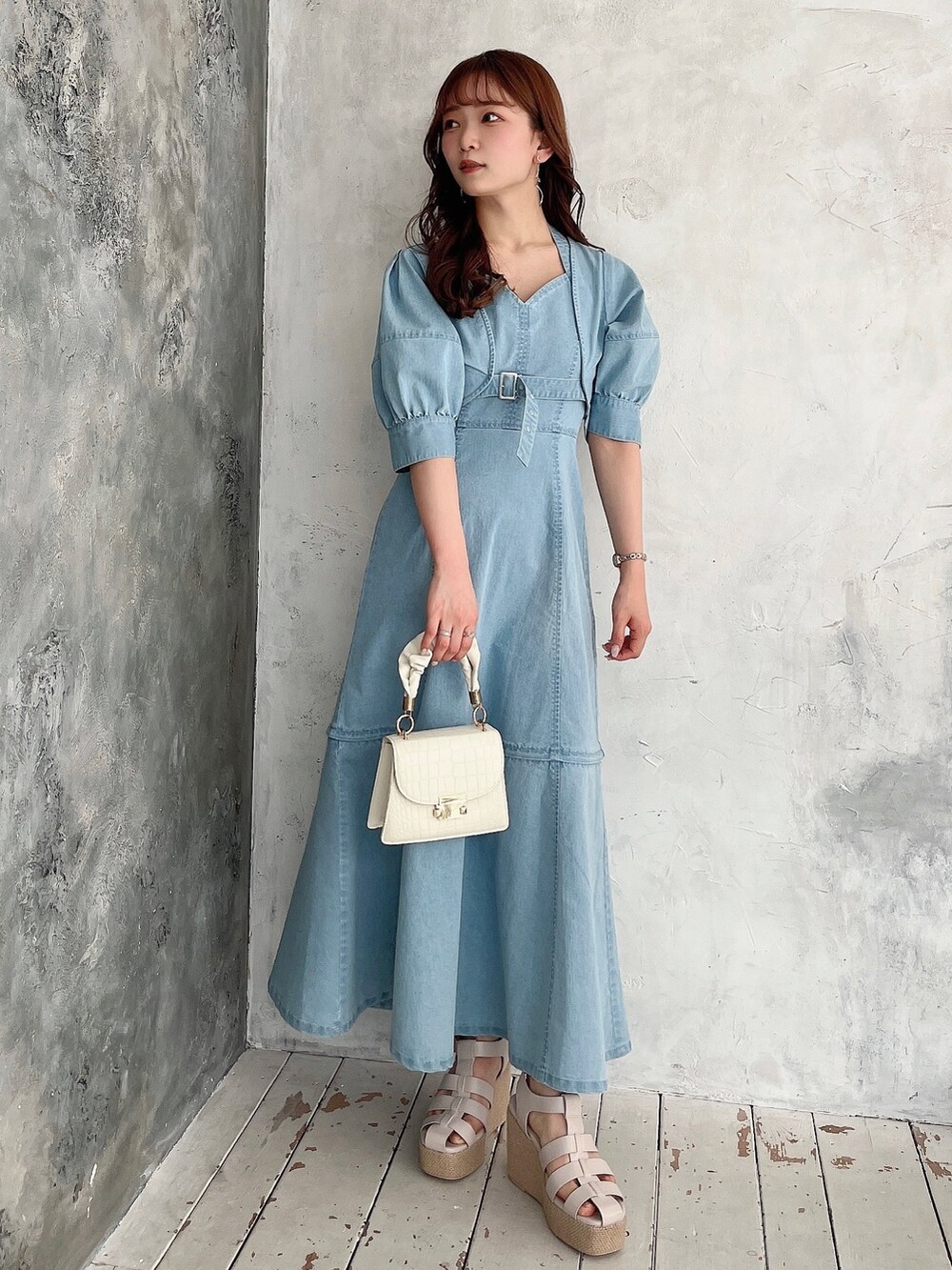 ブルー系のカーディガン/ボレロ、ブルー系のワンピース、ホワイト系のサンダルを着用したレディースの春コーディネートの6枚目の写真