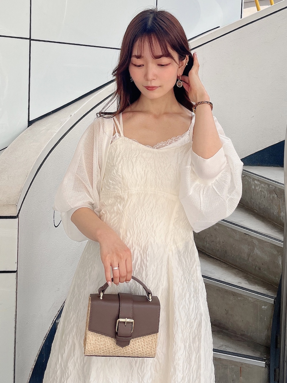 ホワイト系のサンダル、ホワイト系のワンピース、ホワイト系のカーディガン/ボレロを着用したレディースの夏コーディネートの6枚目の写真