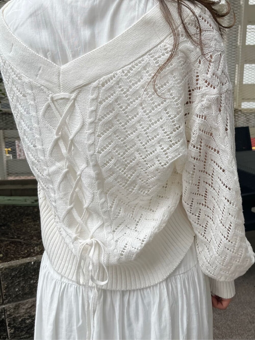 ホワイト系のワンピース、ベージュ系のサンダル、ホワイト系のカーディガン/ボレロを着用したレディースの春コーディネートの4枚目の写真