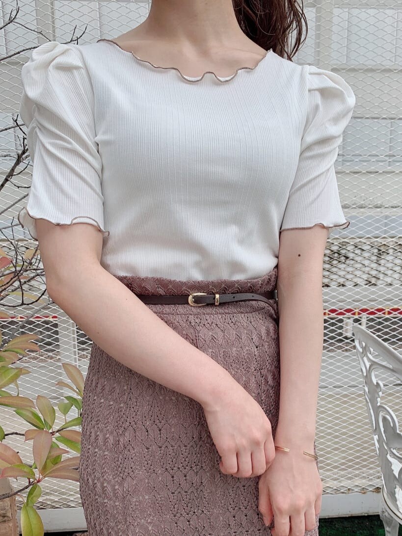 ベージュ系のスカート、ホワイト系のTシャツ/カットソー、ブラウン系のサンダルを着用したレディースの夏コーディネートの9枚目の写真