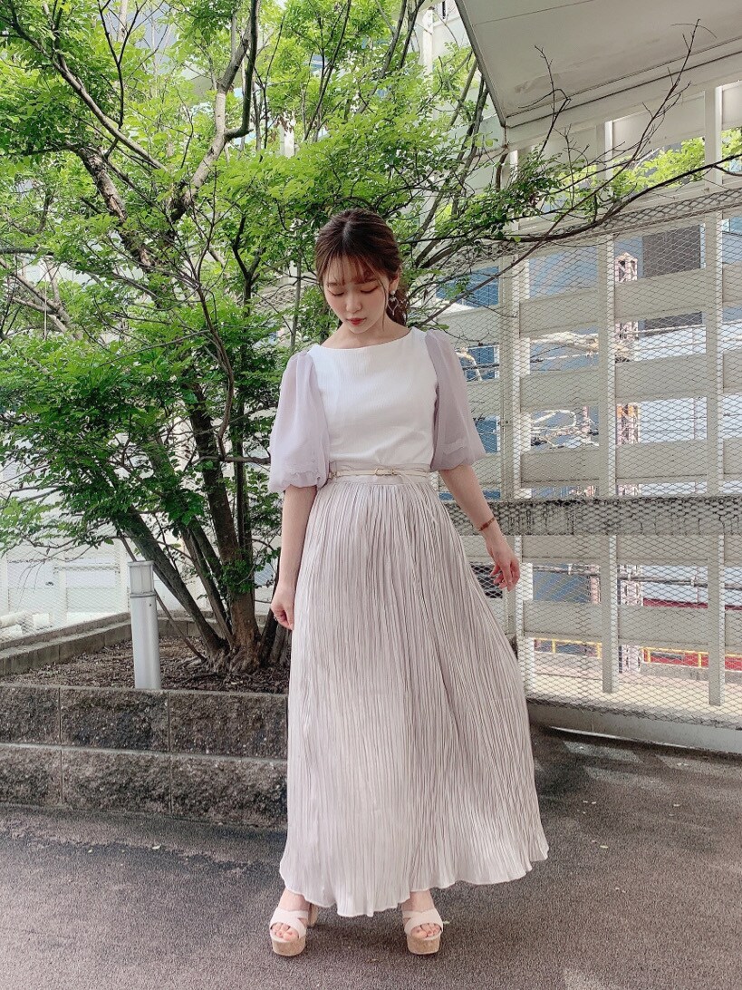 ベージュ系のサンダル、グレー系のスカート、ホワイト系のTシャツ/カットソーを着用したレディースの春コーディネートの2枚目の写真