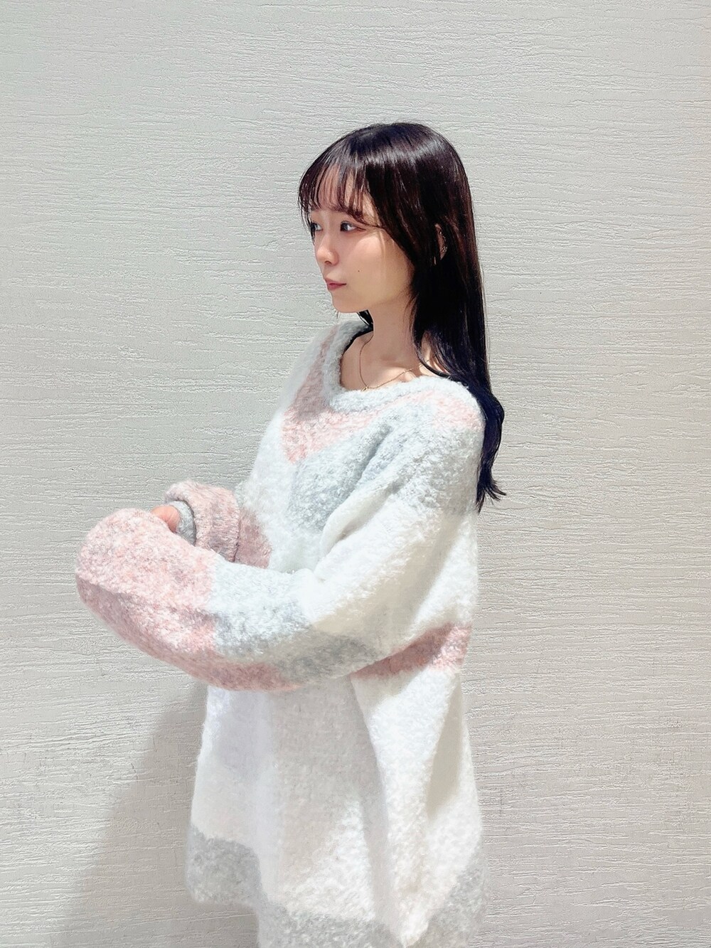 ベージュ系のブーツ、ピンク系のニット/セーターを着用したレディースの秋コーディネートの5枚目の写真