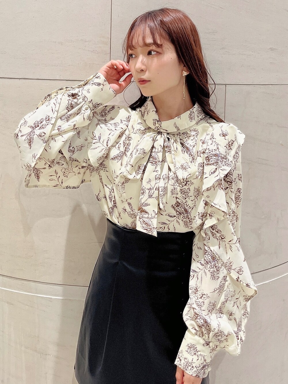 その他のシャツ/ブラウス、ブラック系のスカート、ブラウン系のブーツを着用したレディースの秋コーディネートの7枚目の写真