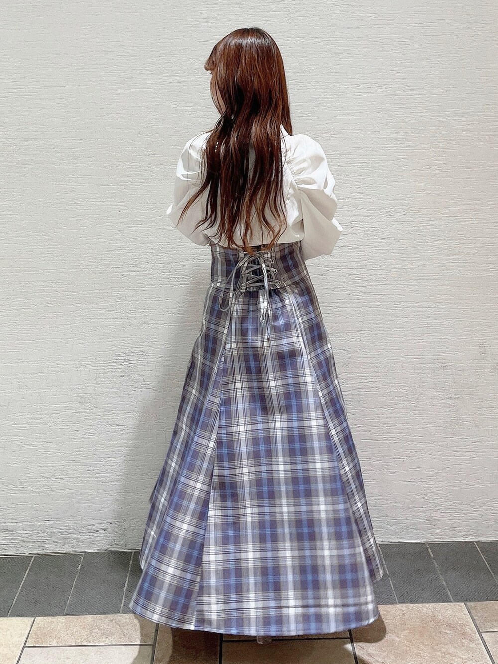 ホワイト系のパンプス、パープル系のスカート、ホワイト系のシャツ/ブラウスを着用したレディースの冬コーディネートの2枚目の写真