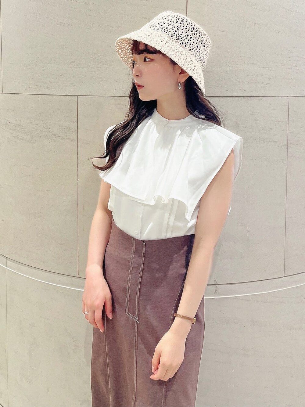 ベージュ系のサンダル、ホワイト系のシャツ/ブラウス、ブラウン系のスカートを着用したレディースの夏コーディネートの5枚目の写真