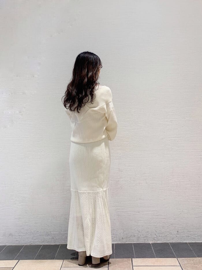 ホワイト系のその他アウター、ホワイト系のスカート、ホワイト系のニット/セーターを着用したレディースの秋コーディネートの6枚目の写真