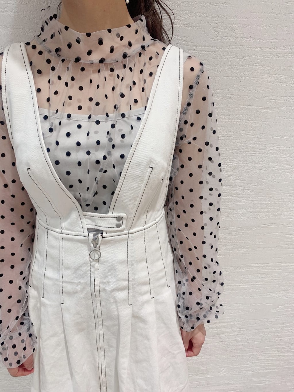 ホワイト系のジャンパースカート、ホワイト系のシャツ/ブラウス、ホワイト系のパンプスを着用したレディースの夏コーディネートの7枚目の写真