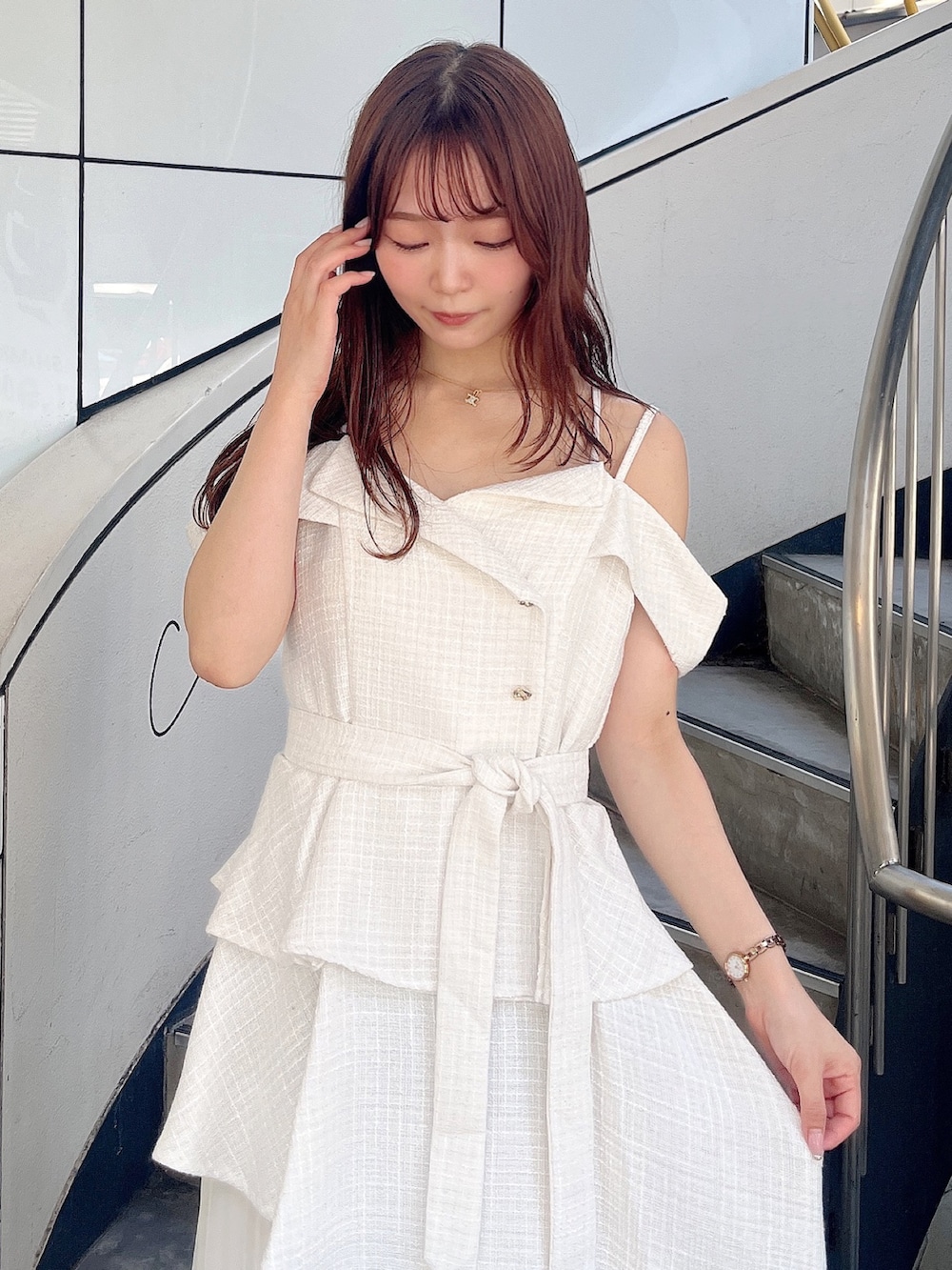 ホワイト系のサンダル、ホワイト系のワンピースを着用したレディースの夏コーディネートの4枚目の写真