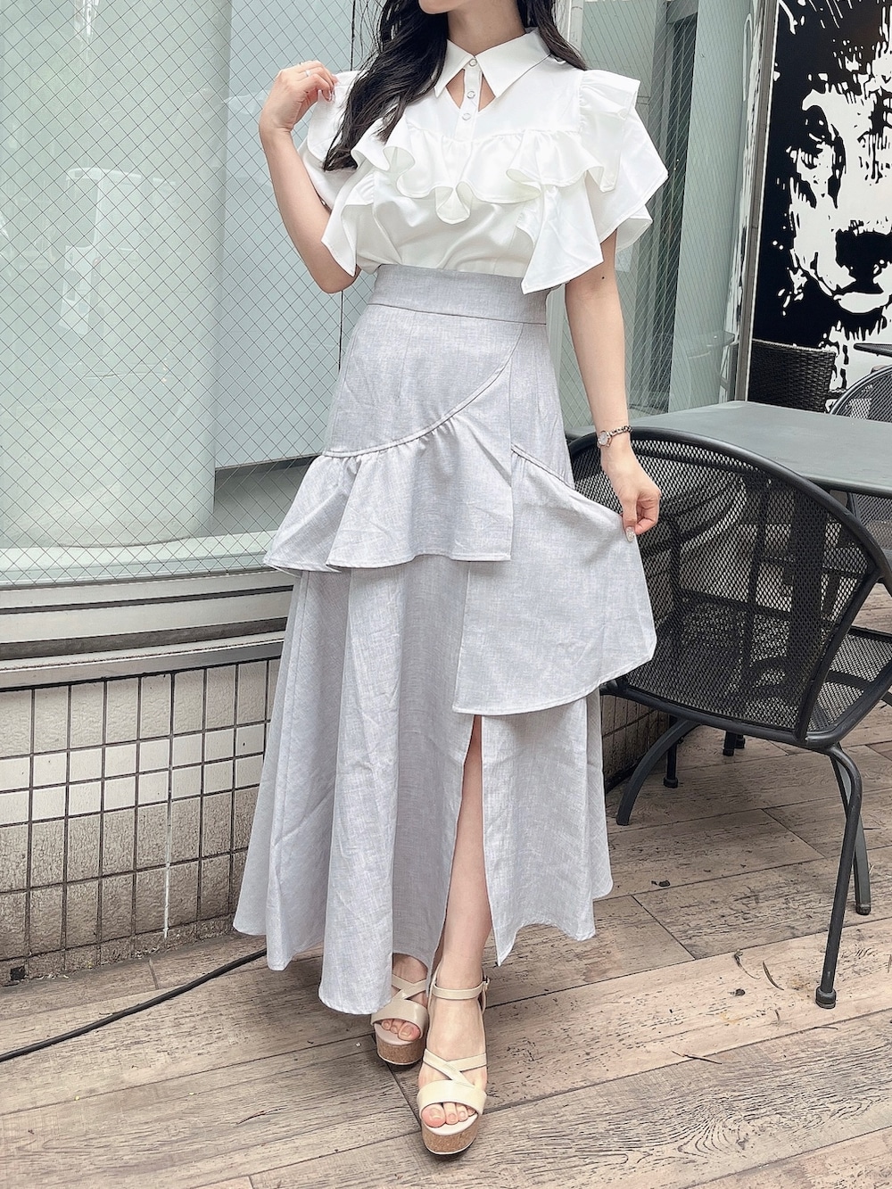 ホワイト系のシャツ/ブラウス、グレー系のスカート、ホワイト系のサンダルを着用したレディースの春コーディネートの3枚目の写真