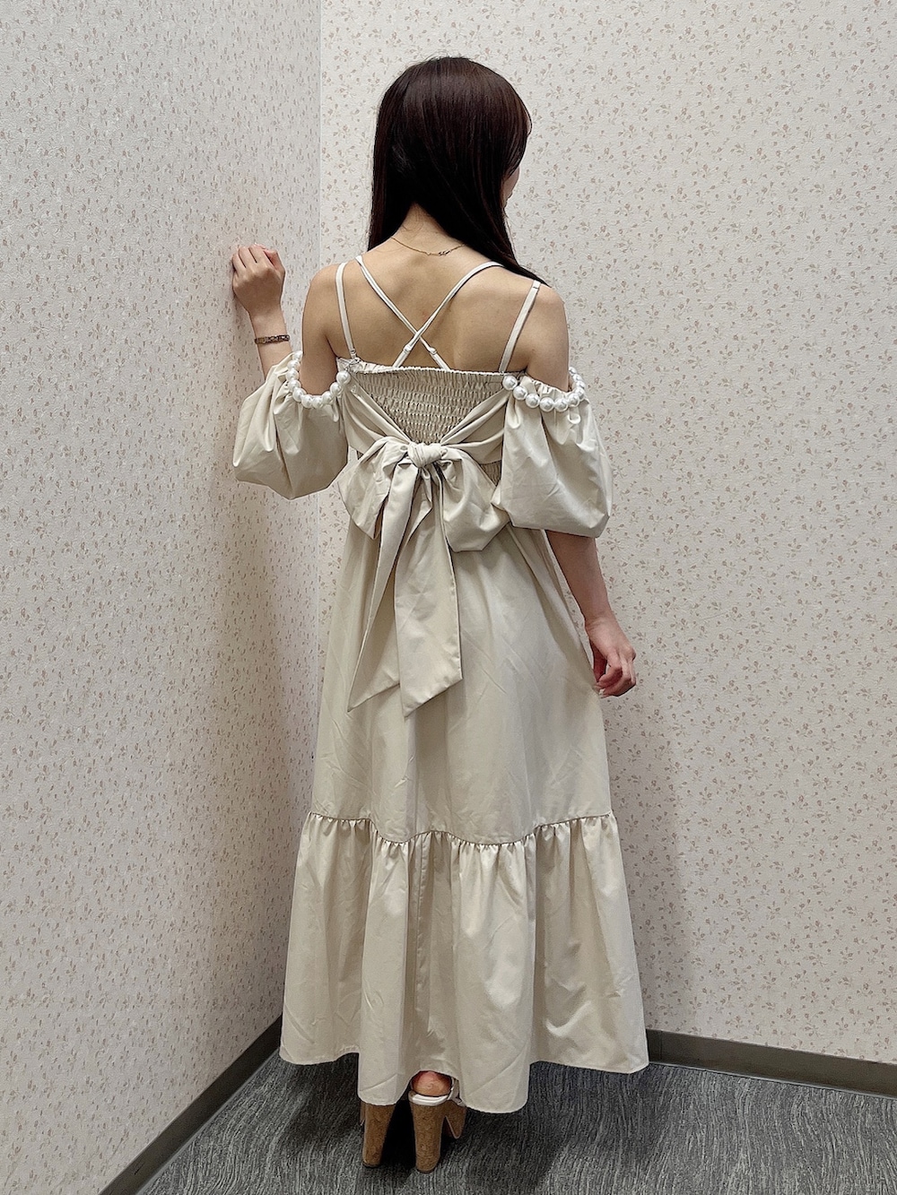 ホワイト系のサンダル、ホワイト系のワンピースを着用したレディースの夏コーディネートの4枚目の写真