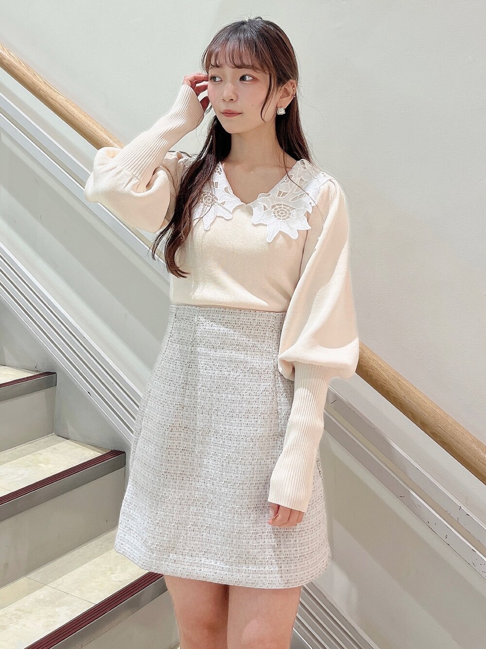 ホワイト系のニット/セーター、ホワイト系のスカート、ベージュ系のブーツを着用したレディースの冬コーディネートの7枚目の写真