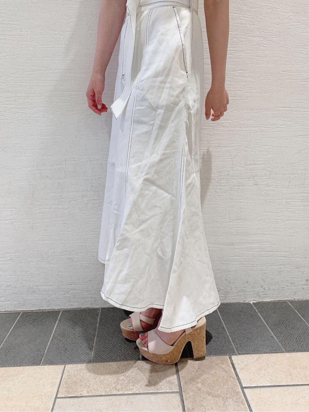 ベージュ系のサンダル、ホワイト系のスカート、ホワイト系のTシャツ/カットソーを着用したレディースの夏コーディネートの9枚目の写真