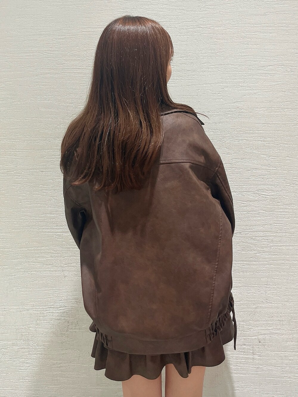 ブラック系のブーツ、ホワイト系のシャツ/ブラウス、ブラウン系のブルゾンを着用したレディースの秋コーディネートの8枚目の写真