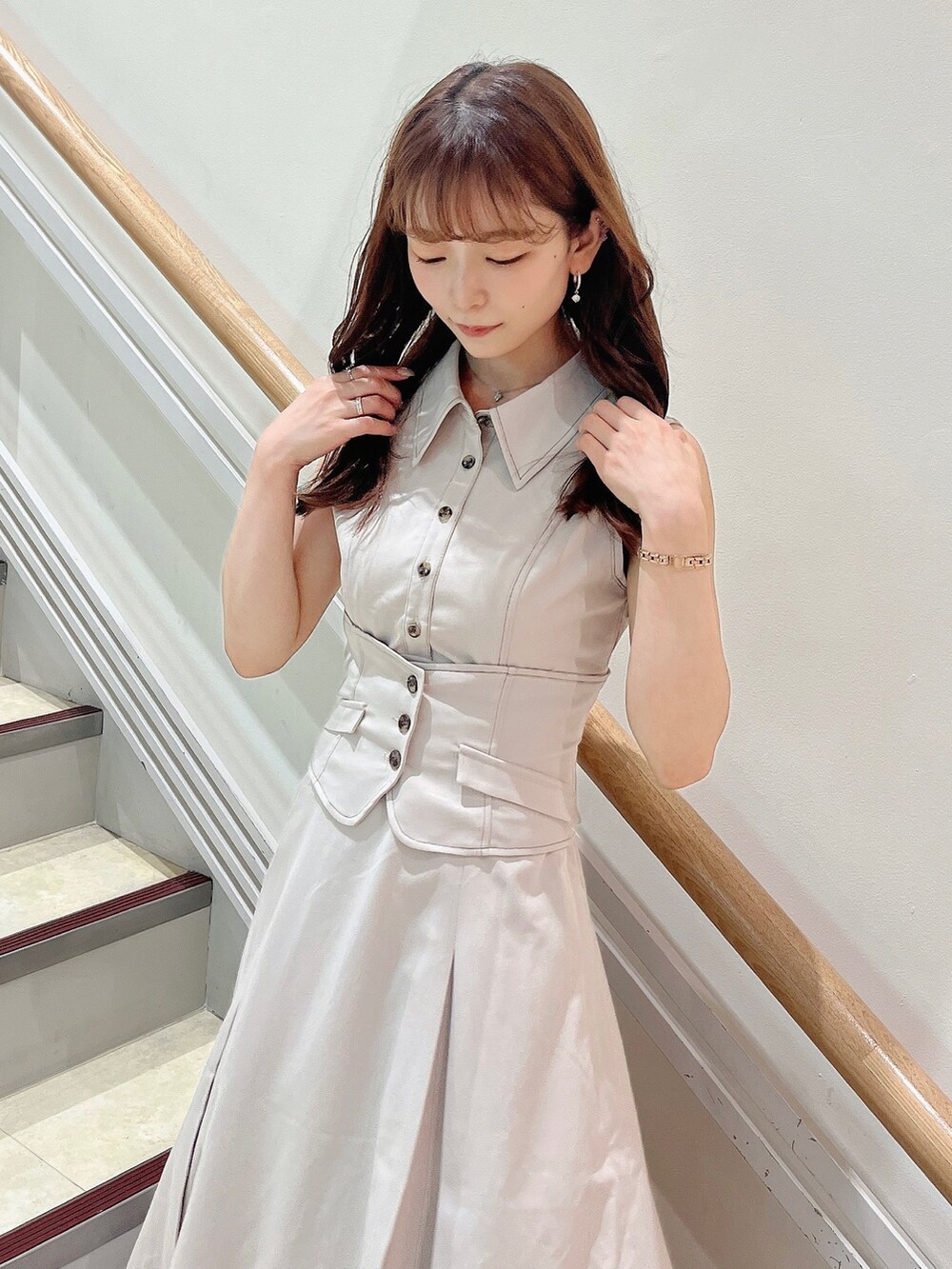 ホワイト系のワンピース、ブラウン系のパンプスを着用したレディースの夏コーディネートの9枚目の写真