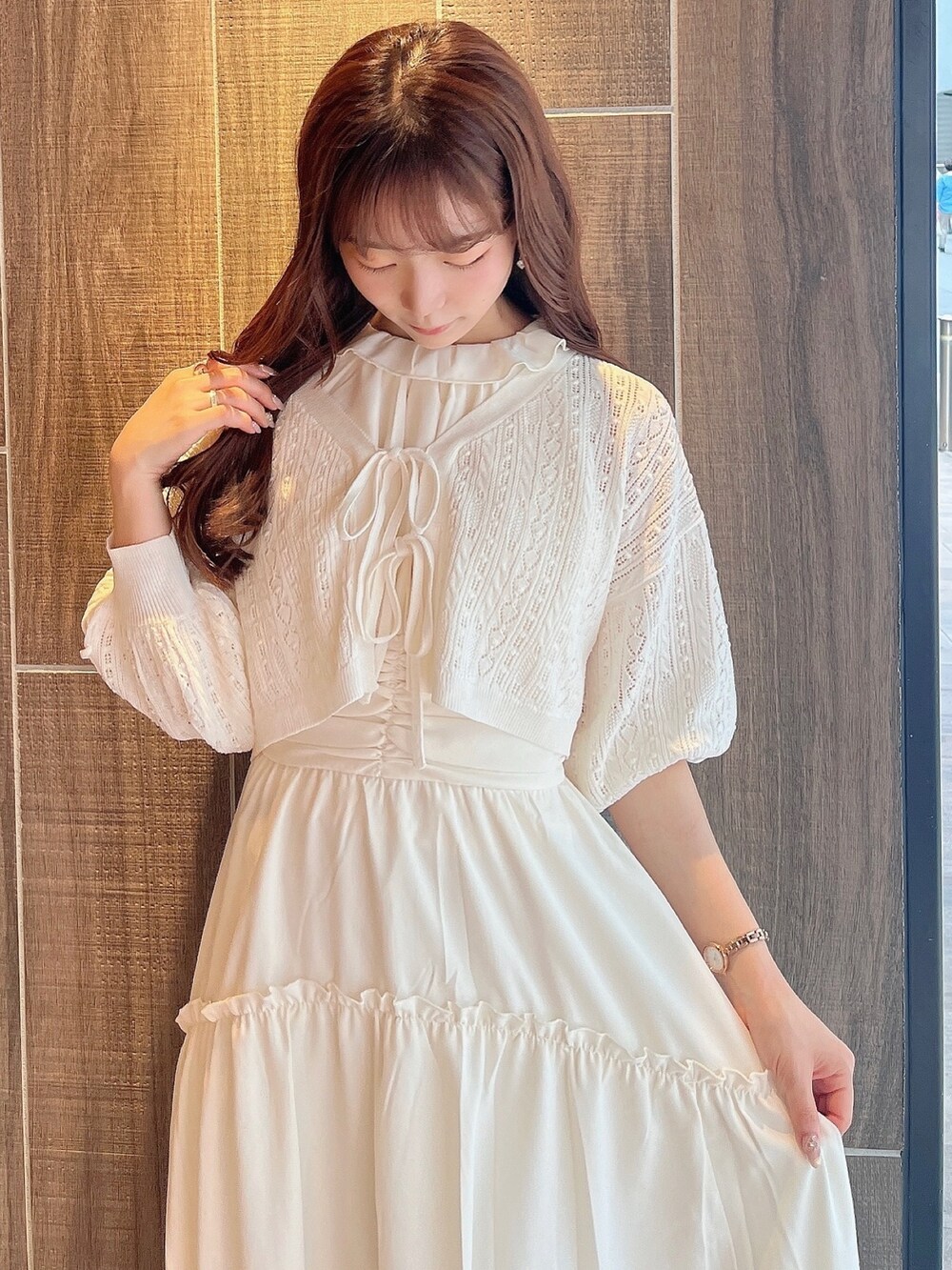ホワイト系のワンピース、ホワイト系のカーディガン/ボレロ、ホワイト系のサンダルを着用したレディースの夏コーディネートの7枚目の写真