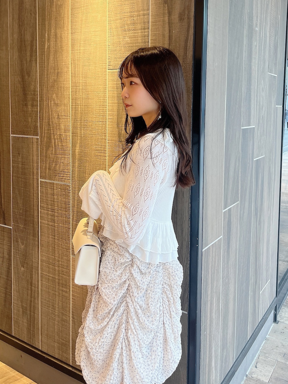 ホワイト系のカーディガン/ボレロ、ピンク系のワンピース、ホワイト系のパンプスを着用したレディースの春コーディネートの5枚目の写真