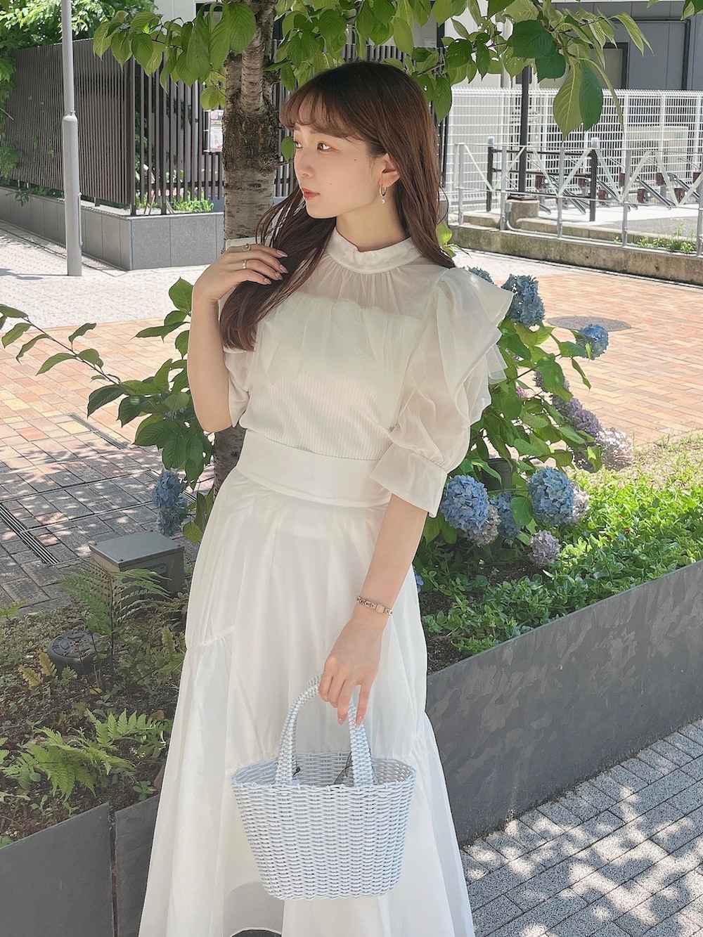 ホワイト系のシャツ/ブラウス、ホワイト系のスカート、ホワイト系のサンダルを着用したレディースの夏コーディネートの10枚目の写真