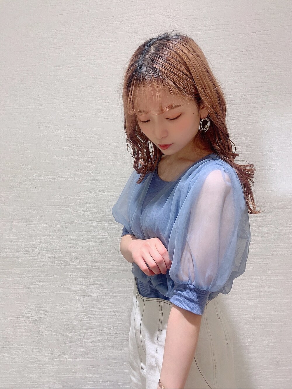 ホワイト系のスカート、ホワイト系のサンダル、ブルー系のニット/セーターを着用したレディースの春コーディネートの5枚目の写真