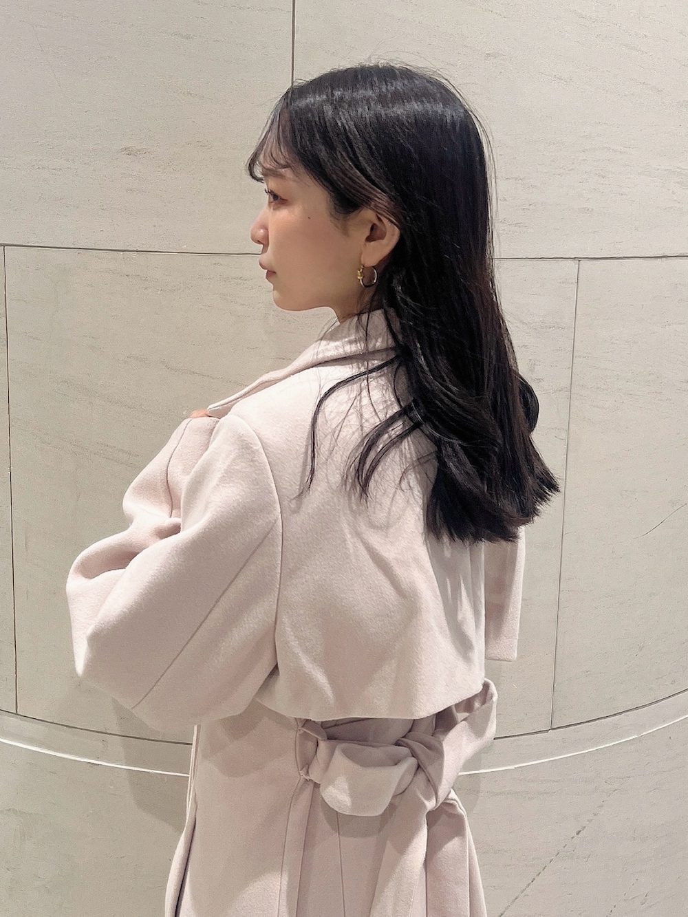 ベージュ系のブーツ、ホワイト系のワンピース、ピンク系のその他アウターを着用したレディースの冬コーディネートの8枚目の写真