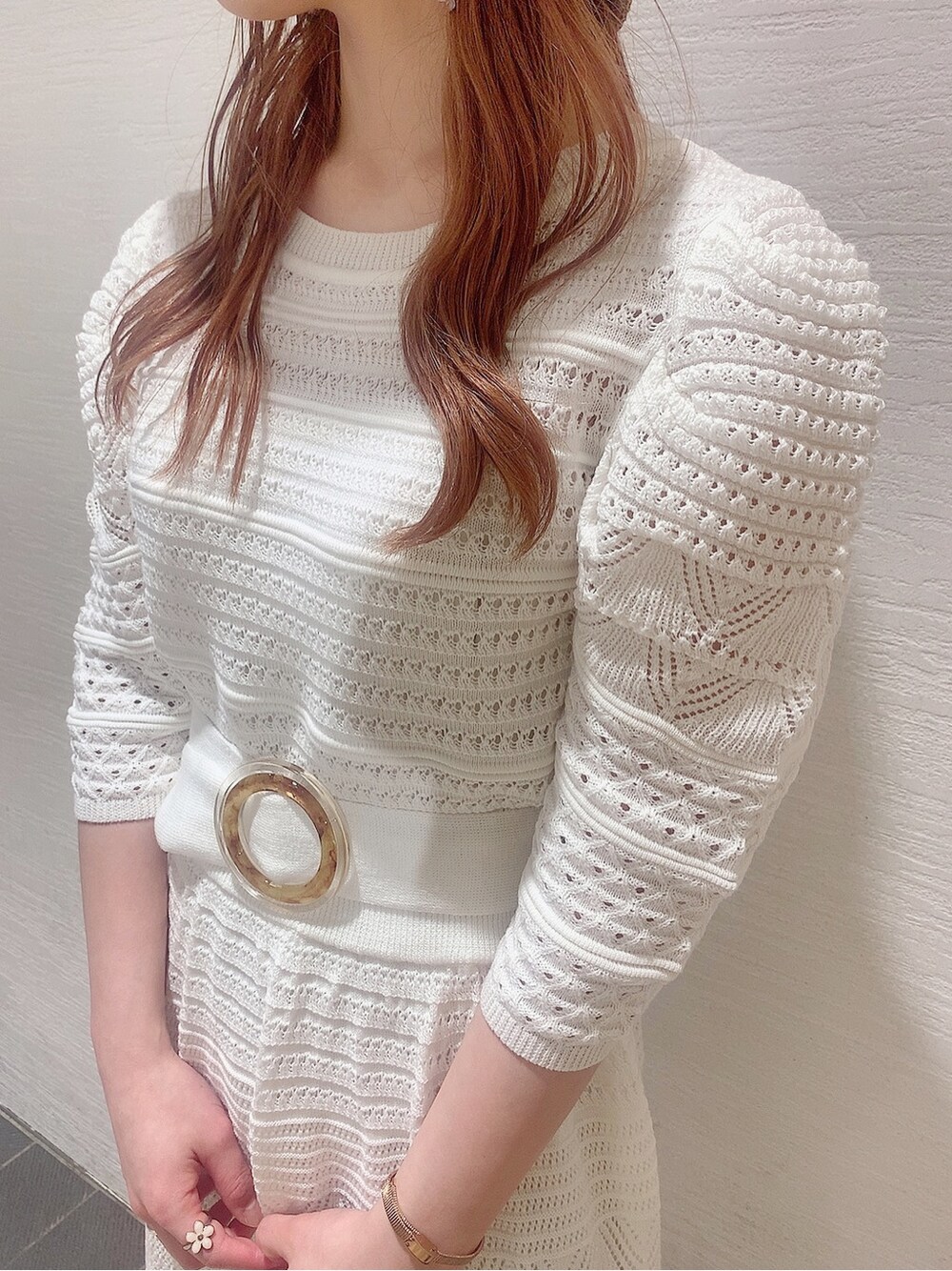 その他のサンダル、ホワイト系のワンピース、ブラウン系のハットを着用したレディースの春コーディネートの8枚目の写真