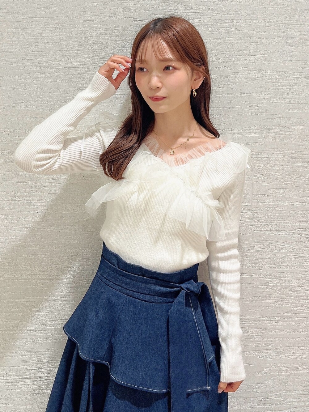 ベージュ系のパンプス、ブルー系のスカート、ホワイト系のニット/セーターを着用したレディースの秋コーディネートの8枚目の写真