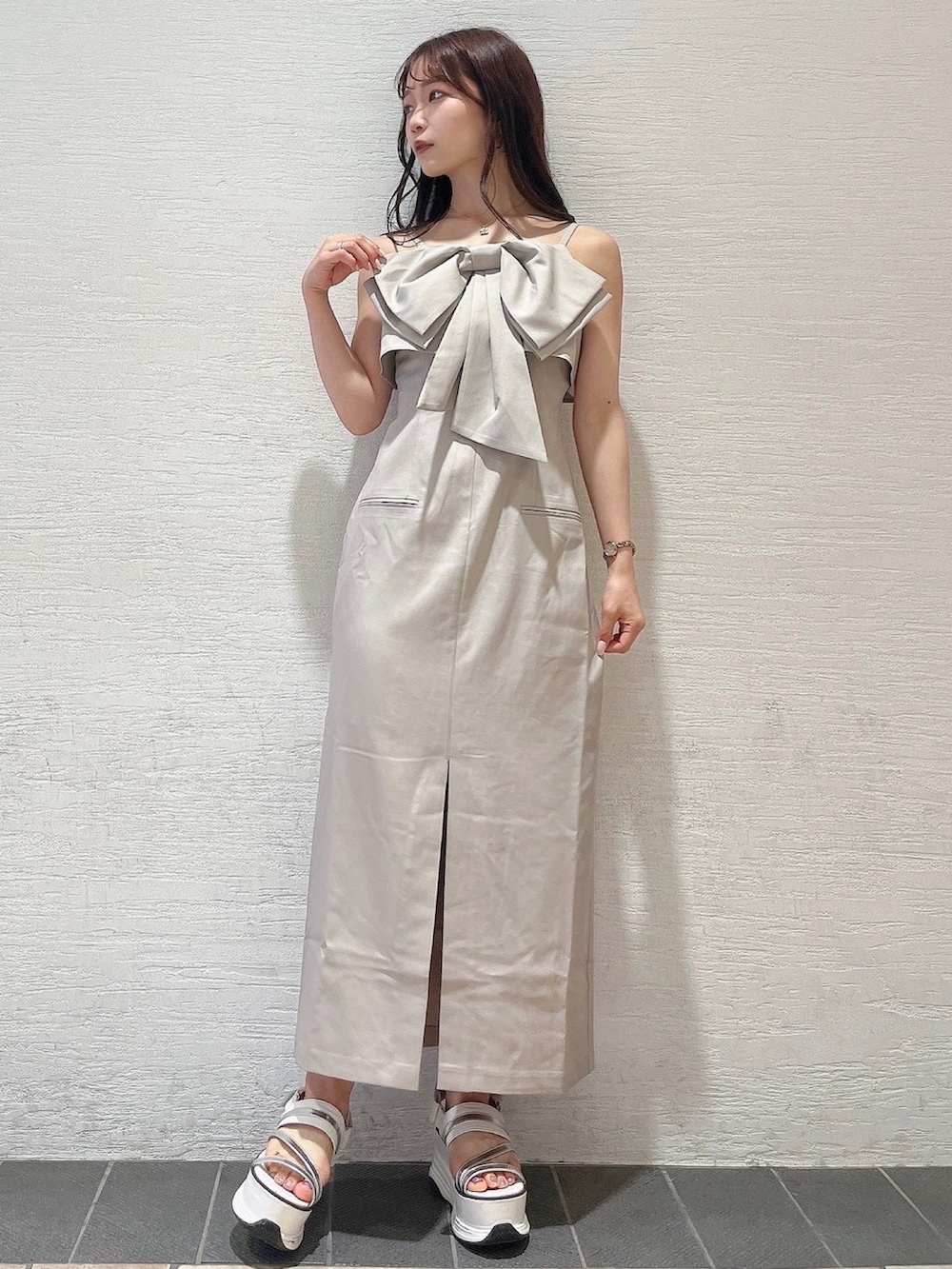 ホワイト系のサンダル、ベージュ系のワンピースを着用したレディースの夏コーディネートの4枚目の写真