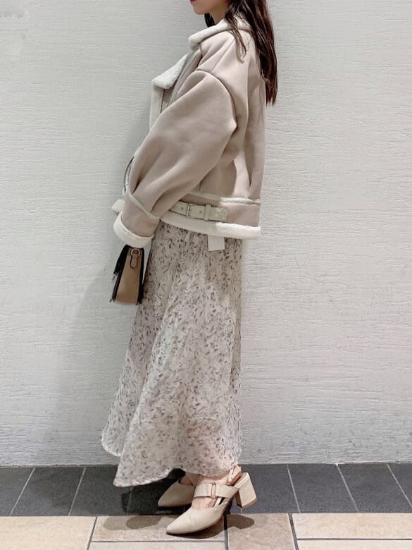 ホワイト系のブルゾン、ホワイト系のワンピース、ホワイト系のパンプスを着用したレディースの夏コーディネートの2枚目の写真