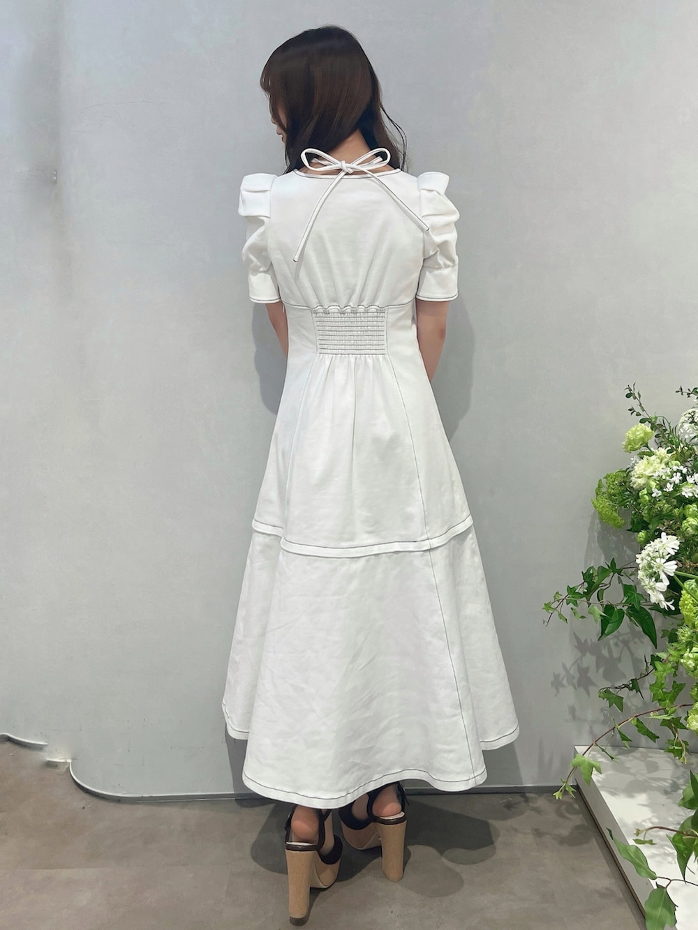 ホワイト系のワンピースを着用したレディースの冬コーディネートの4枚目の写真