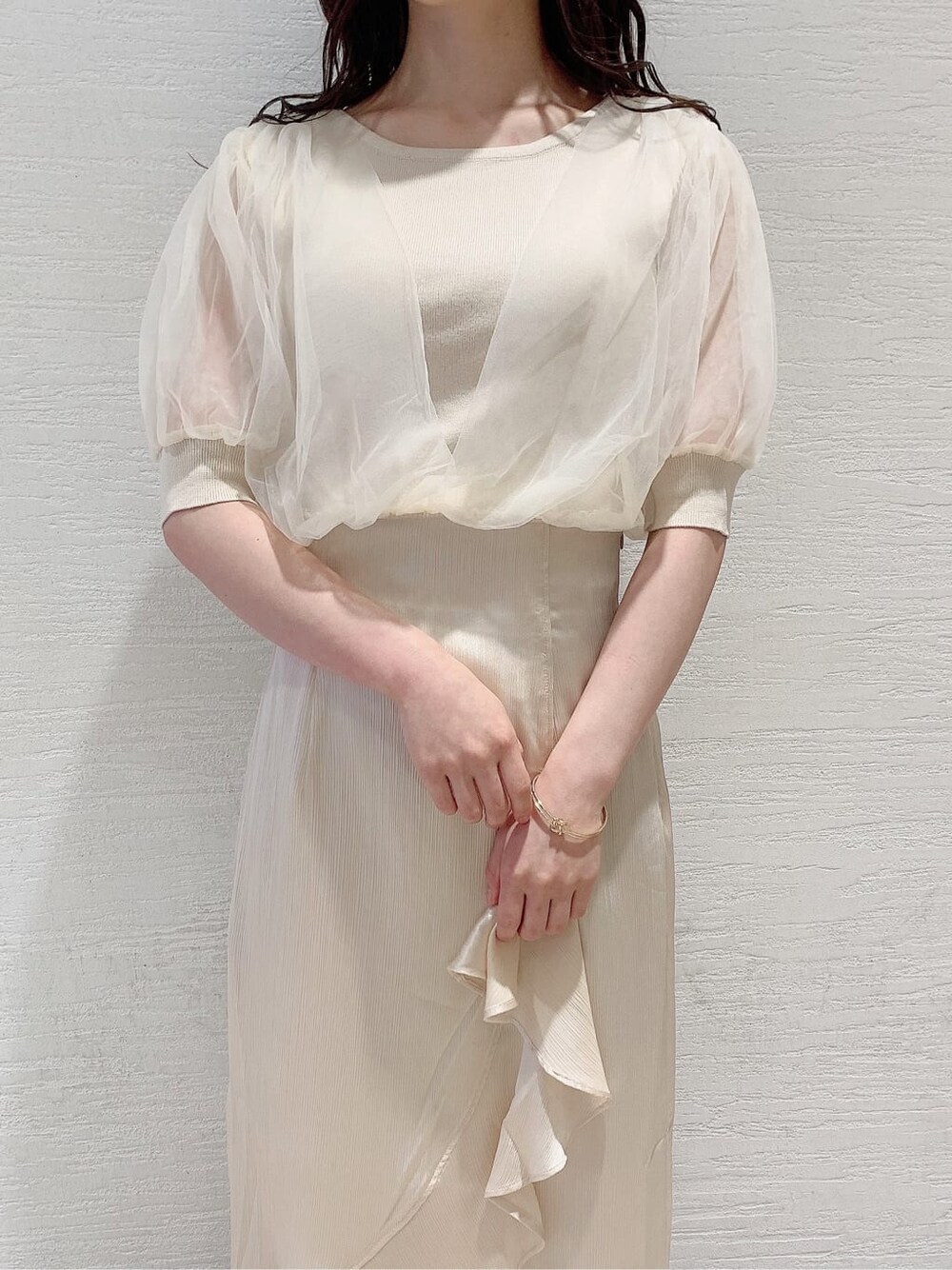 ホワイト系のスカート、ホワイト系のニット/セーター、オレンジ系のサンダルを着用したレディースの夏コーディネートの8枚目の写真