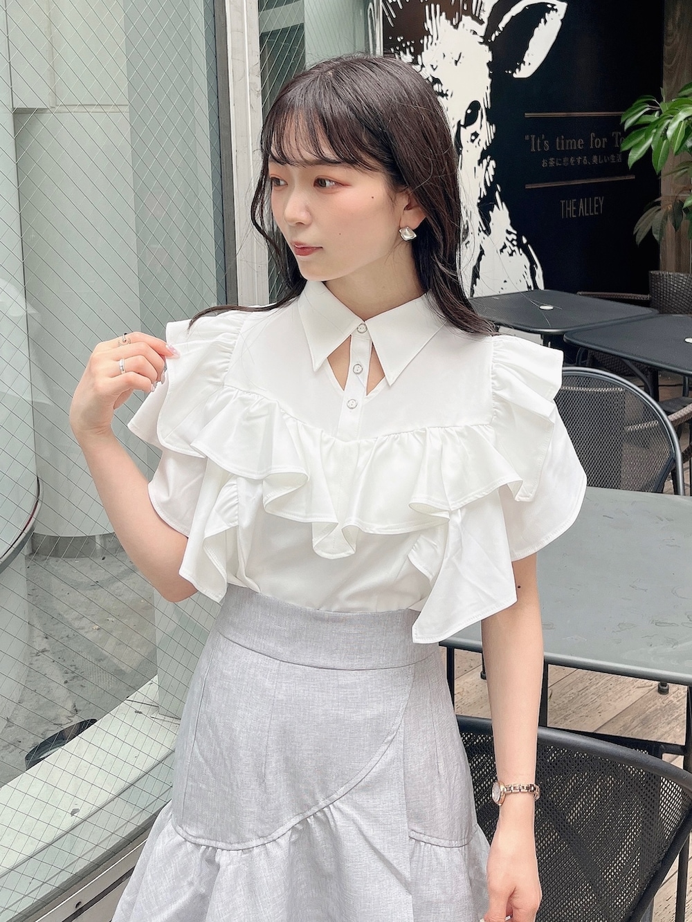 ホワイト系のシャツ/ブラウス、グレー系のスカート、ホワイト系のサンダルを着用したレディースの春コーディネートの7枚目の写真