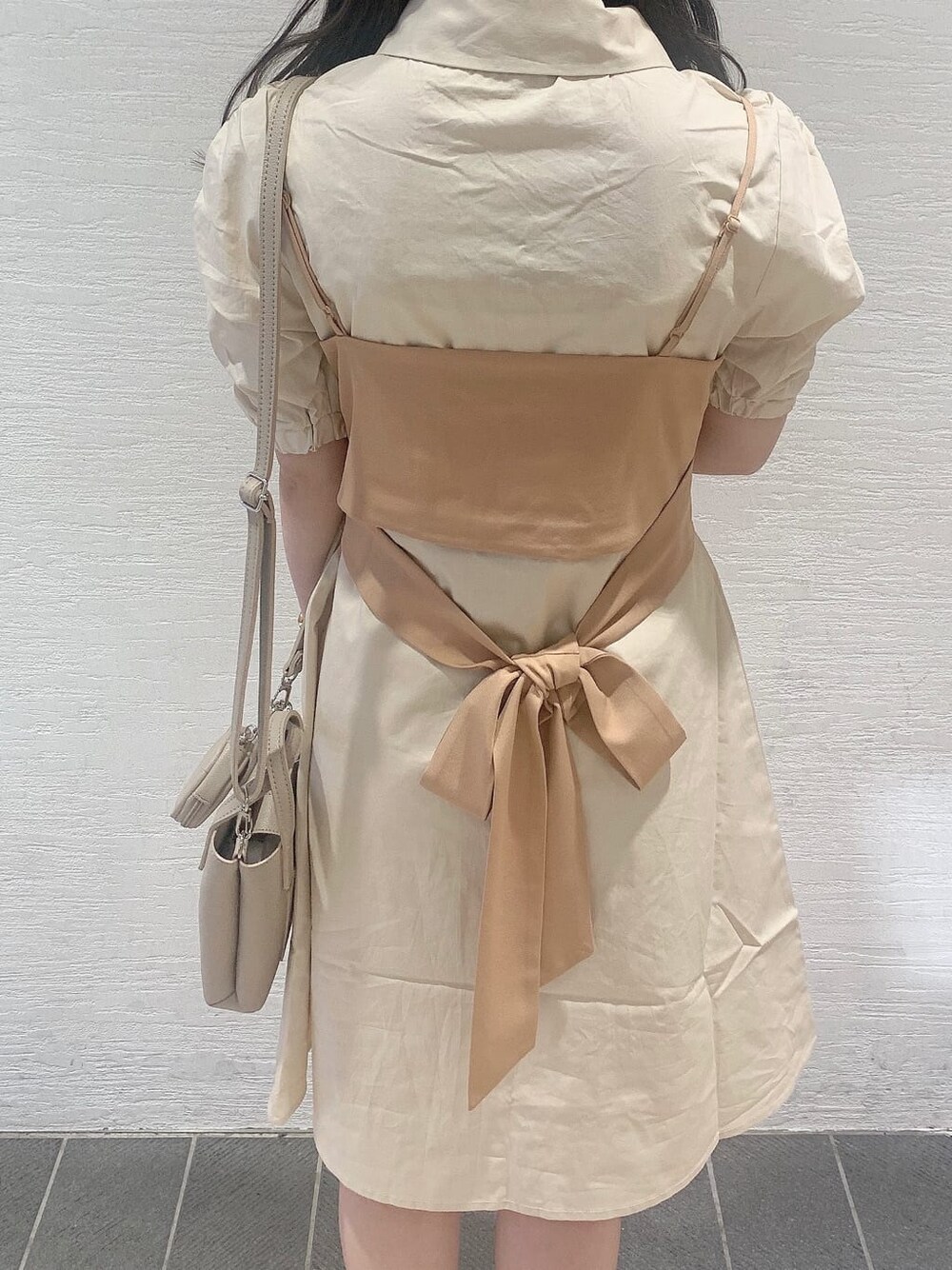 ブラウン系のサンダル、ベージュ系のハンドバッグ、ベージュ系のシャツワンピースを着用したレディースの夏コーディネートの8枚目の写真