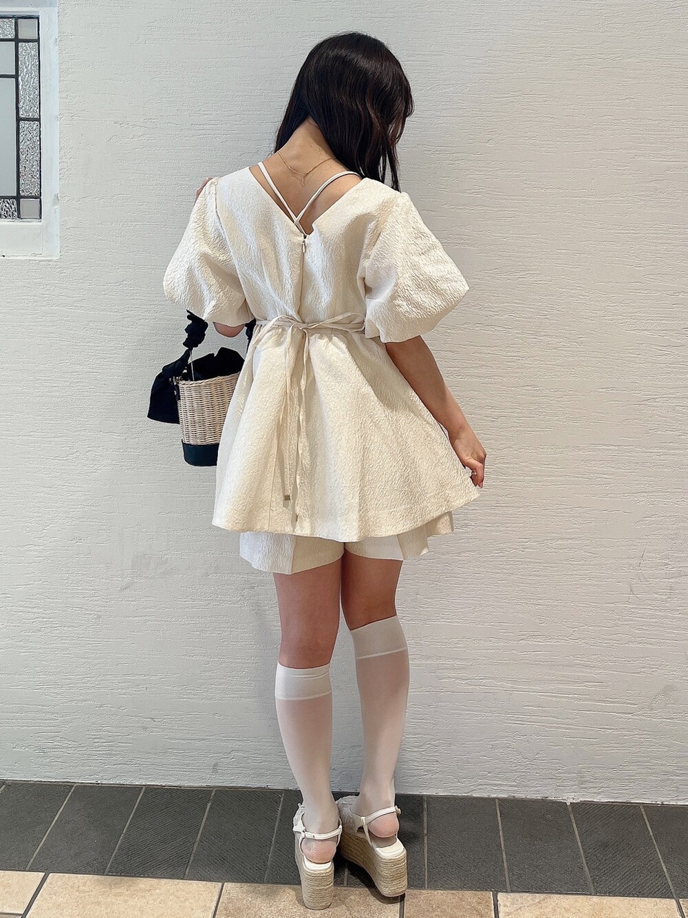 ホワイト系のシャツ/ブラウス、ホワイト系のその他パンツ、ホワイト系のサンダルを着用したレディースの夏コーディネートの5枚目の写真