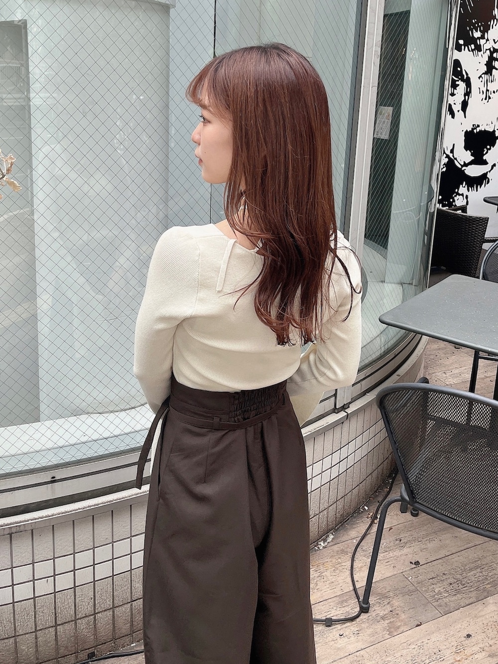 ホワイト系のニット/セーター、ブラウン系のその他パンツ、ホワイト系のブーツを着用したレディースの秋コーディネートの9枚目の写真