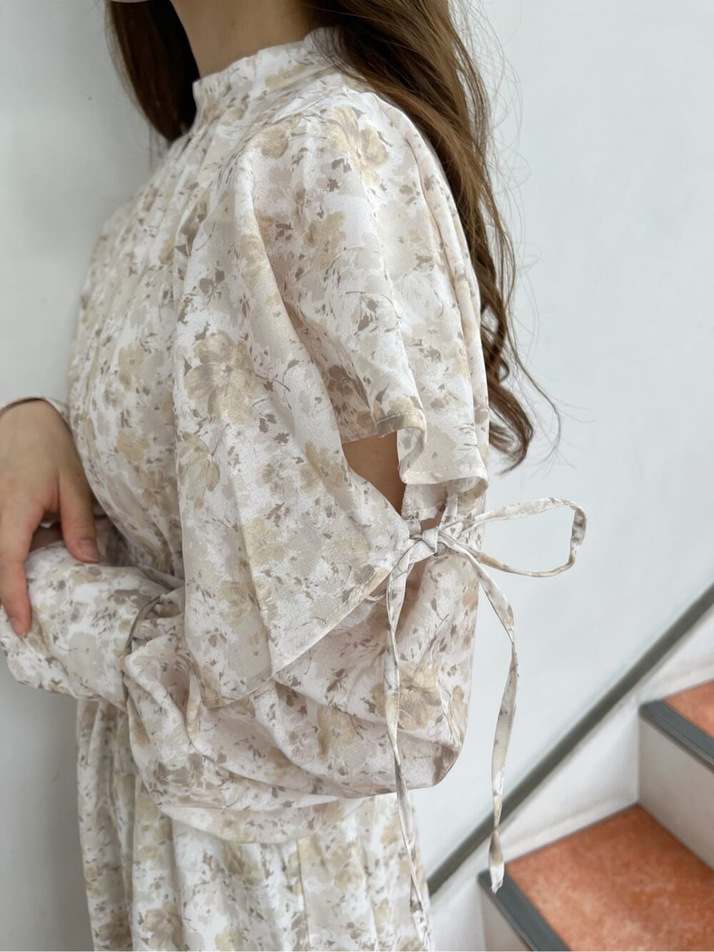 ベージュ系のワンピース、ベージュ系のブーツを着用したレディースの秋コーディネートの8枚目の写真