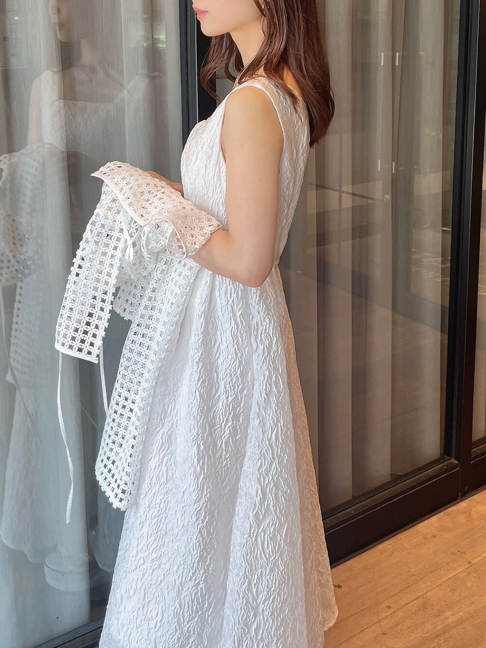 ホワイト系のドレス、ホワイト系のカーディガン/ボレロ、ホワイト系のサンダルを着用したレディースの夏コーディネートの7枚目の写真