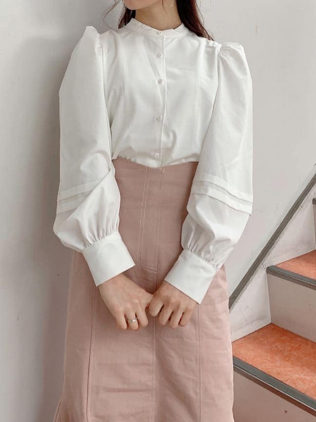 ホワイト系のパンプス、ホワイト系のシャツ/ブラウス、ピンク系のスカートを着用したレディースの冬コーディネートの5枚目の写真