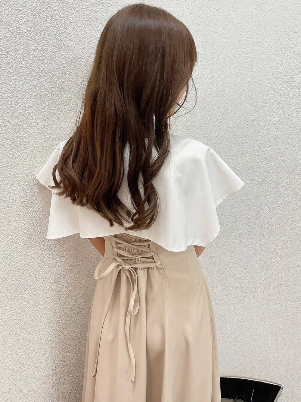 ベージュ系のワンピース、ホワイト系のパンプスを着用したレディースの夏コーディネートの7枚目の写真