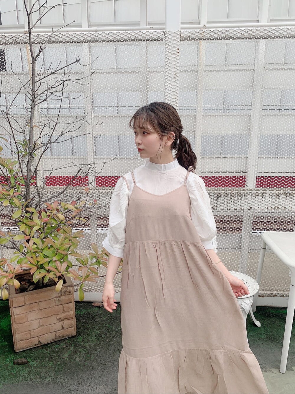 ホワイト系のシャツ/ブラウス、ベージュ系のワンピース、ブラウン系のサンダルを着用したレディースの夏コーディネートの6枚目の写真