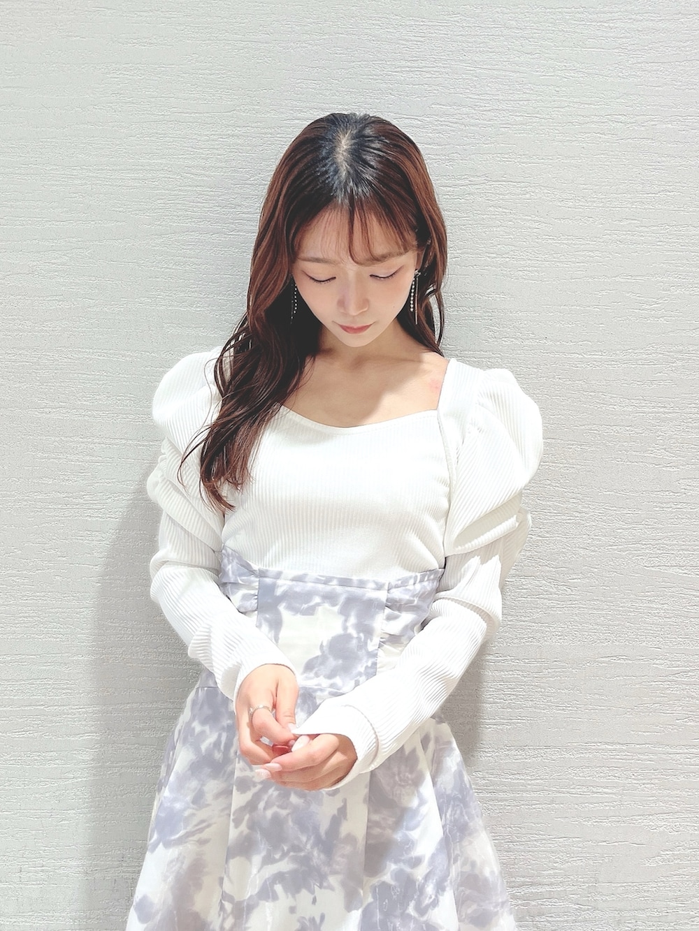 ホワイト系のワンピース、ホワイト系のブーツを着用したレディースの秋コーディネートの6枚目の写真