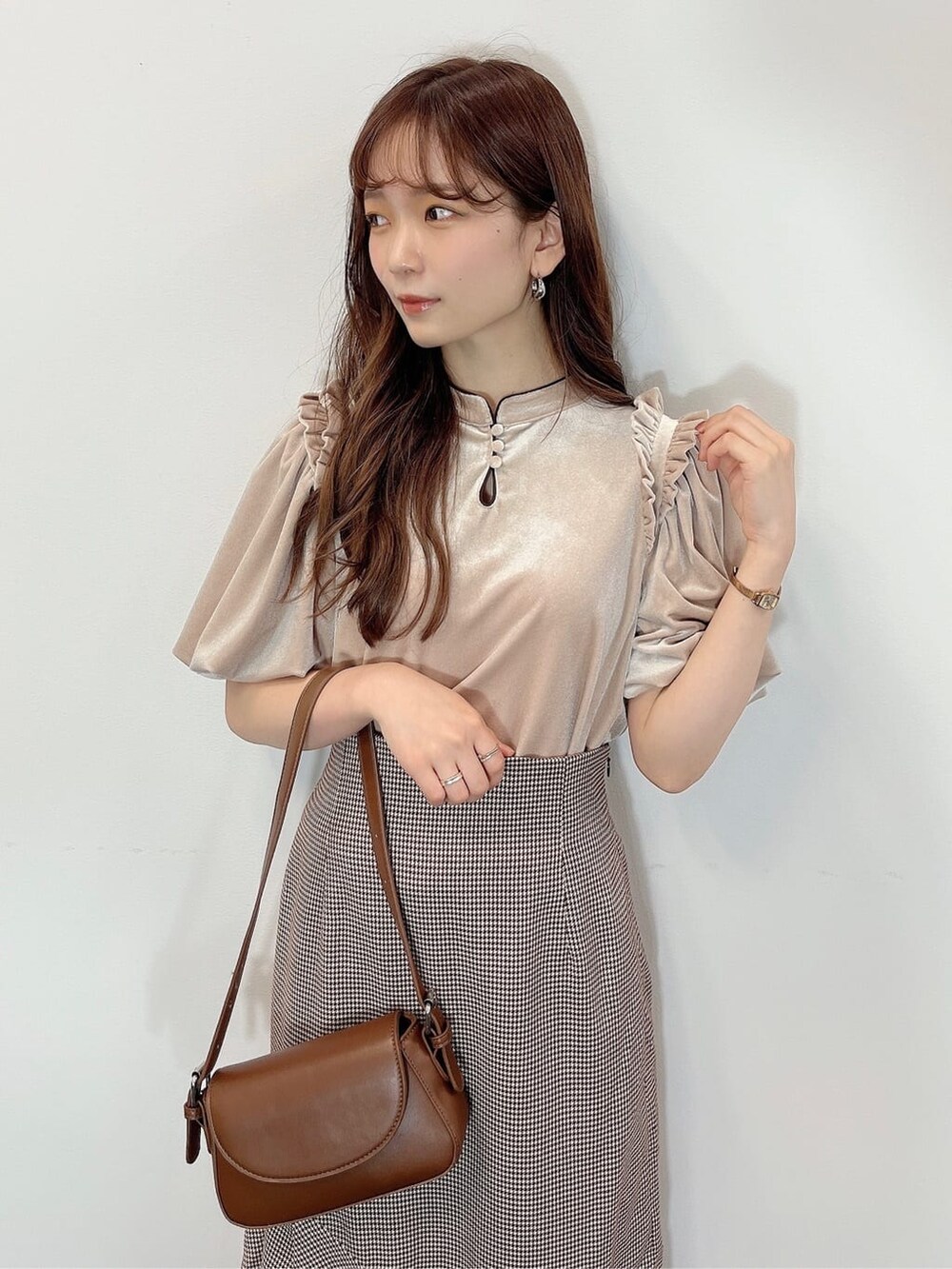 その他のスカート、ベージュ系のブーツ、ベージュ系のTシャツ/カットソーを着用したレディースの夏コーディネートの5枚目の写真