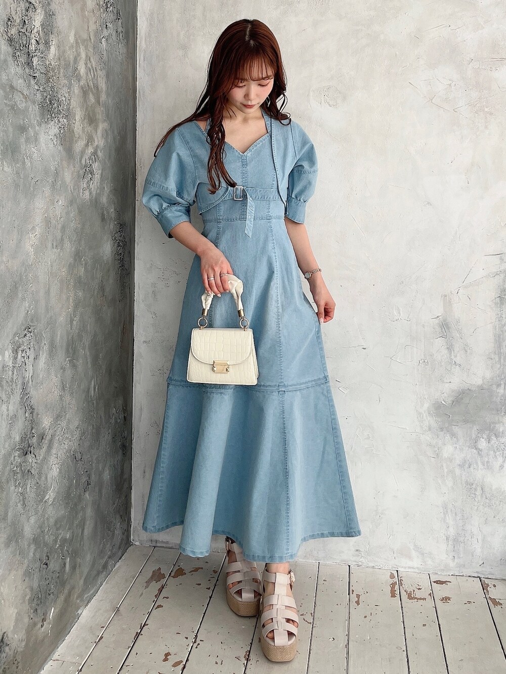 ブルー系のカーディガン/ボレロ、ブルー系のワンピース、ホワイト系のサンダルを着用したレディースの春コーディネートの3枚目の写真