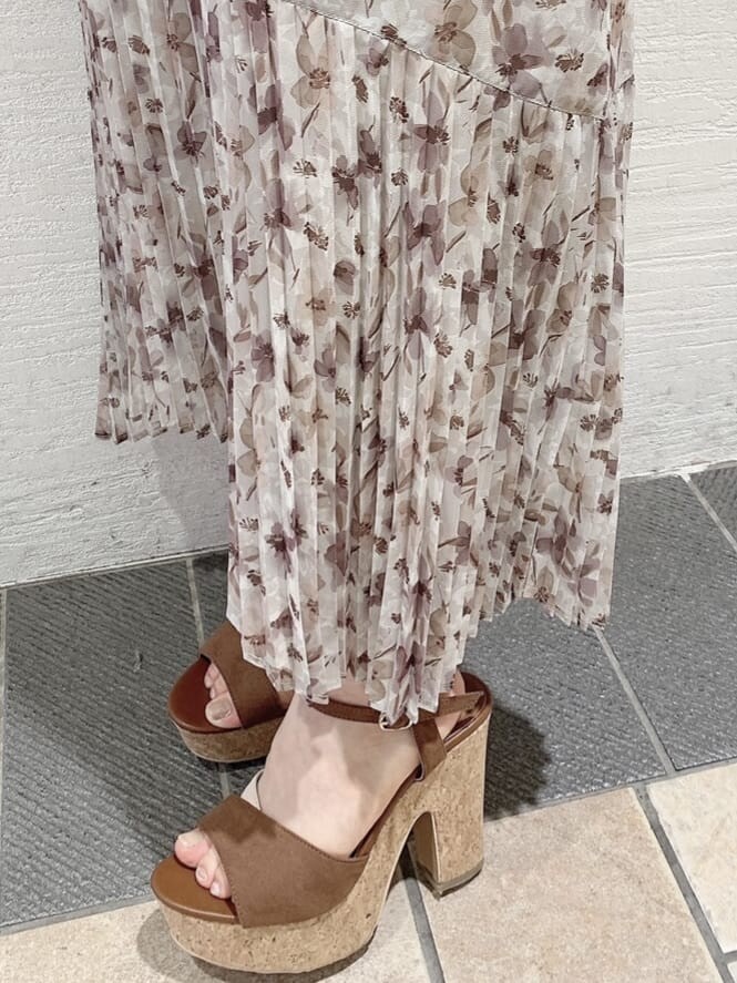 その他のサンダル、ブラウン系のニット/セーターを着用したレディースの夏コーディネートの10枚目の写真