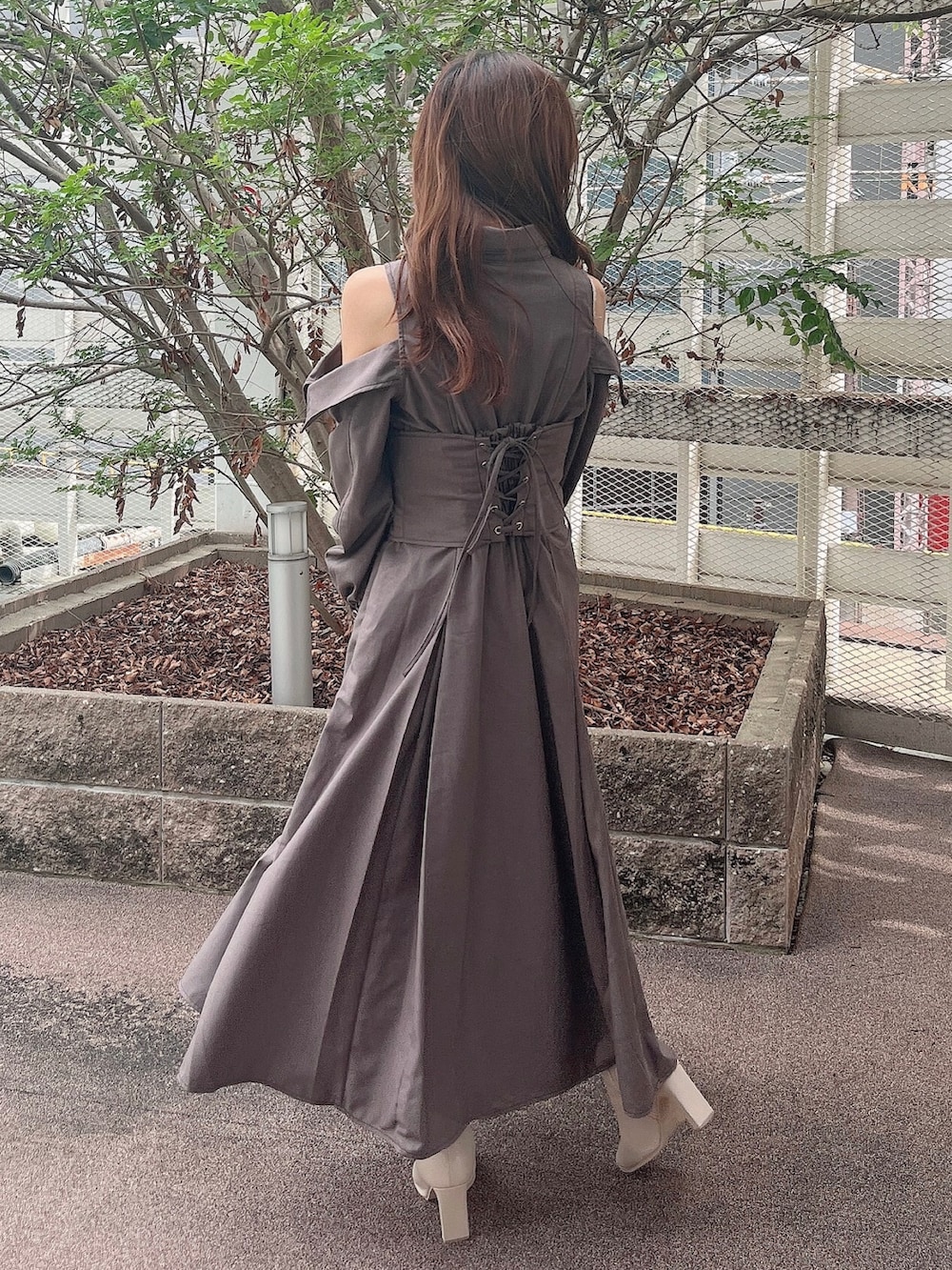 グレー系のワンピース、ホワイト系のブーツを着用したレディースの秋コーディネートの4枚目の写真