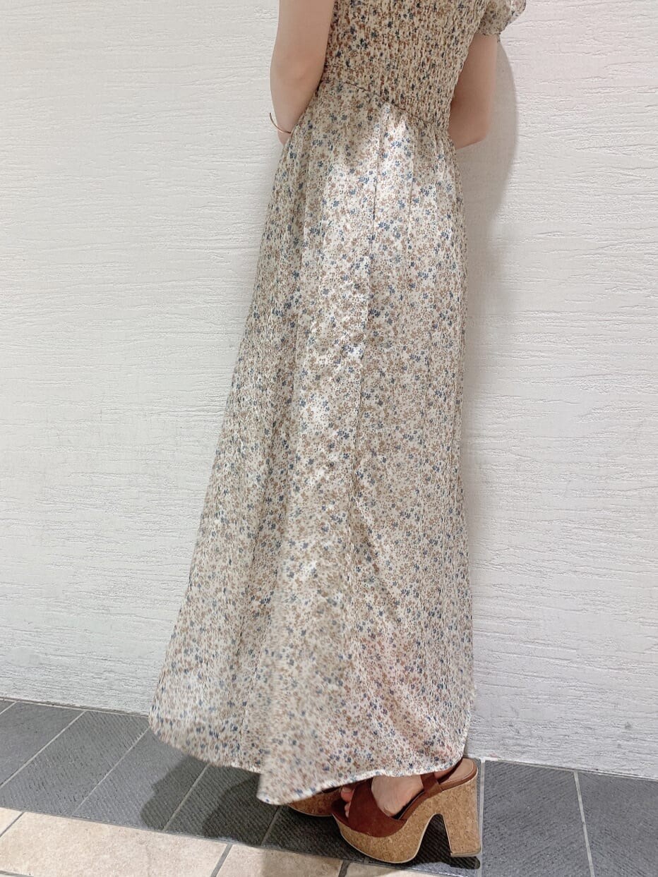 ブラウン系のサンダル、その他のワンピースを着用したレディースの夏コーディネートの10枚目の写真