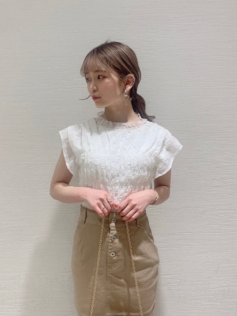 ホワイト系のシャツ/ブラウス、ベージュ系のスカート、ブラウン系のサンダルを着用したレディースの春コーディネートの6枚目の写真