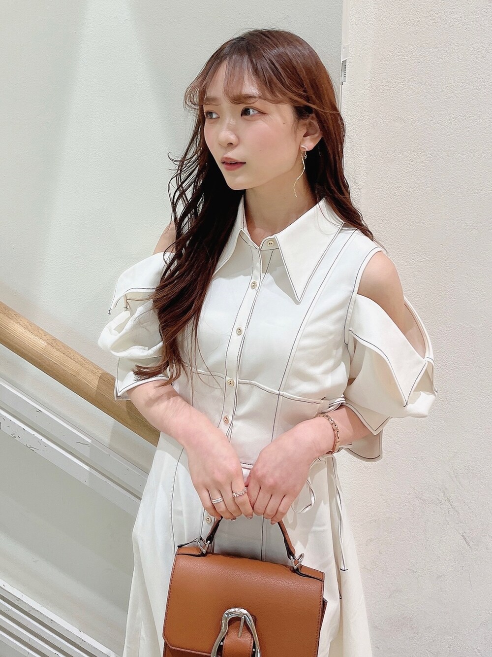 ホワイト系のワンピース、ホワイト系のパンプスを着用したレディースの冬コーディネートの10枚目の写真