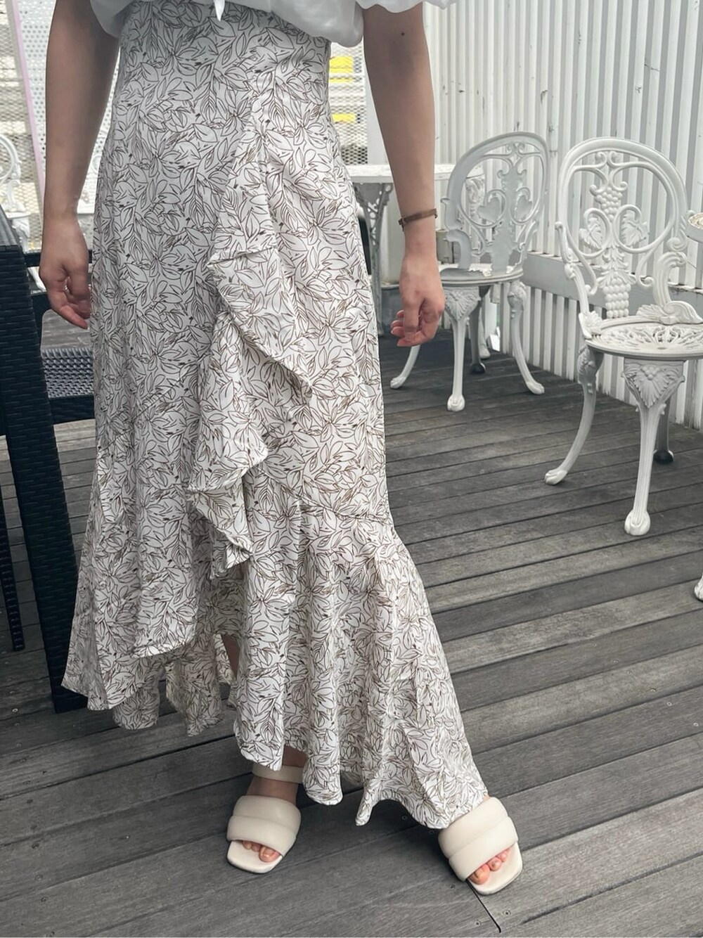 ホワイト系のスカート、ホワイト系のサンダル、ホワイト系のシャツ/ブラウスを着用したレディースの夏コーディネートの10枚目の写真