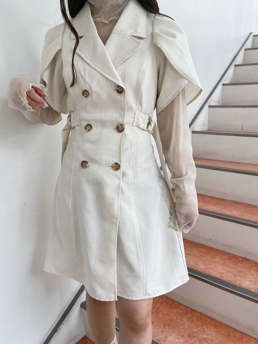 ホワイト系のワンピース、ベージュ系のブーツを着用したレディースの春コーディネートの10枚目の写真