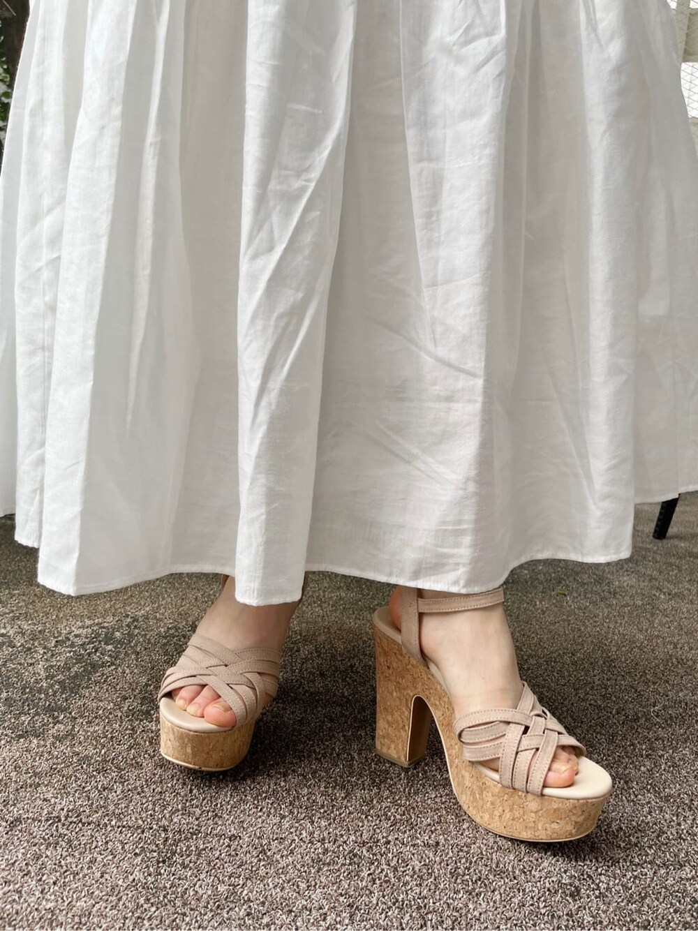 ホワイト系のワンピース、ベージュ系のサンダル、ホワイト系のカーディガン/ボレロを着用したレディースの春コーディネートの10枚目の写真