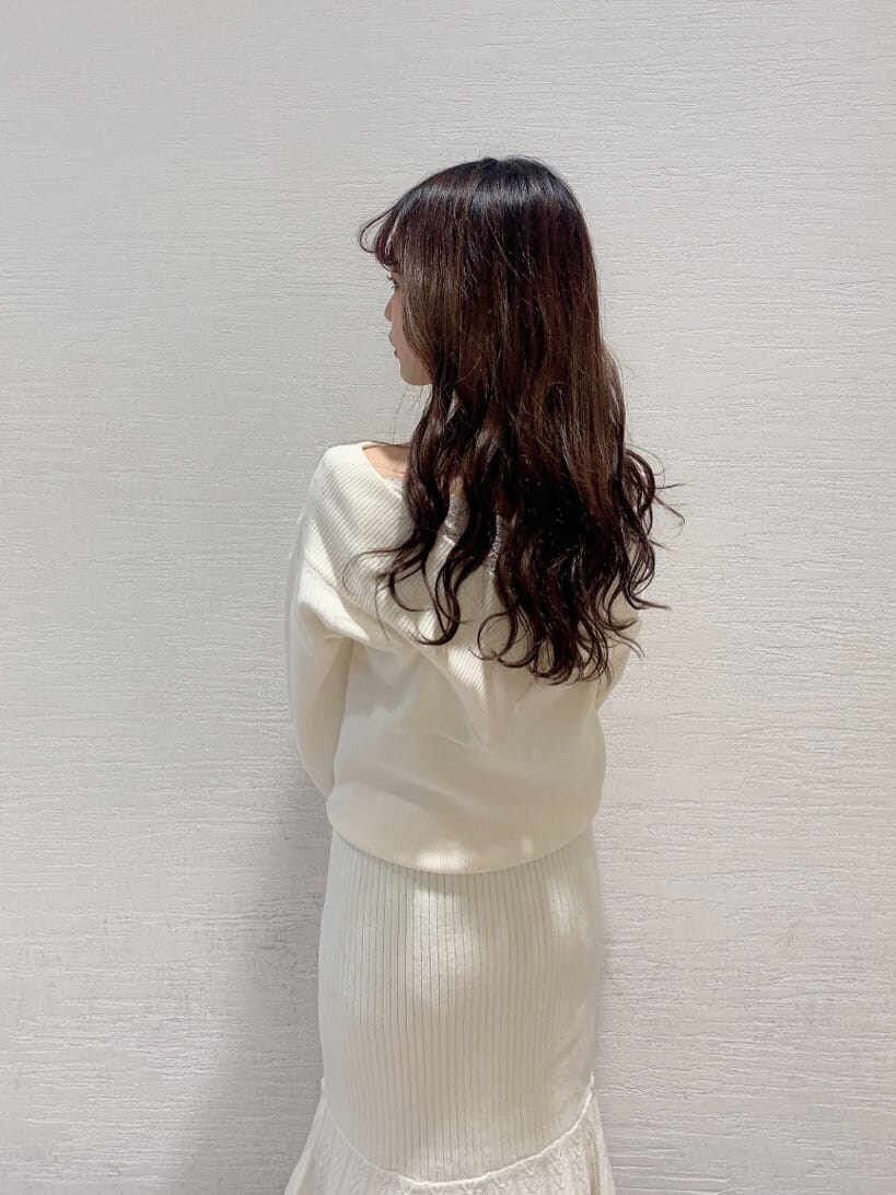 ホワイト系のその他アウター、ホワイト系のスカート、ホワイト系のニット/セーターを着用したレディースの秋コーディネートの8枚目の写真